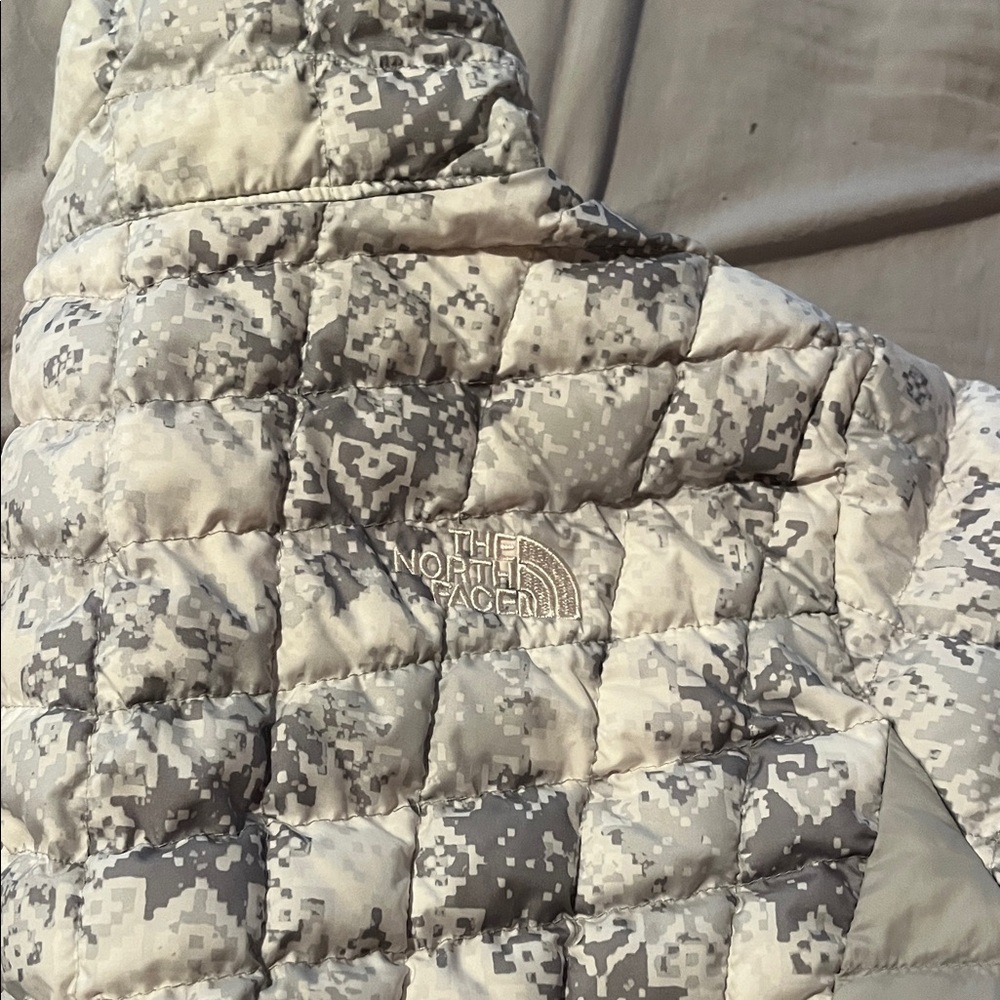 The North Face Women's Quilted Printed Puffer Jacket - Cream & Gray - Picture 4 of 4